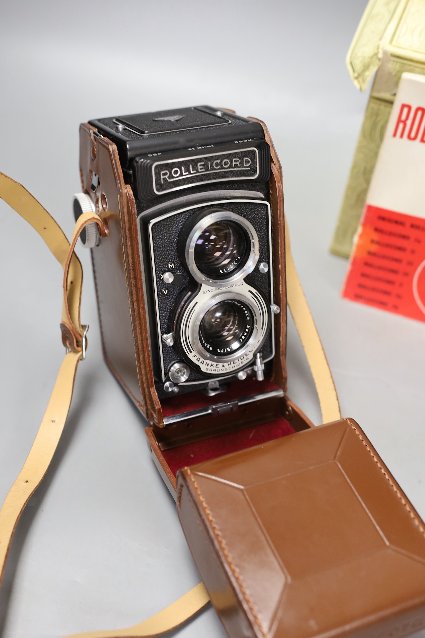 A Rolleicord Vb TLR Camera, serial no 2631352, with Schneider Kreuznach Xenar 75mm f/3.5 lens, leather case, paperwork and box
